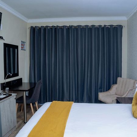 Q'S Boutique Stay Standerton Екстериор снимка