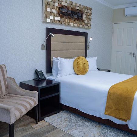Q'S Boutique Stay Standerton Екстериор снимка