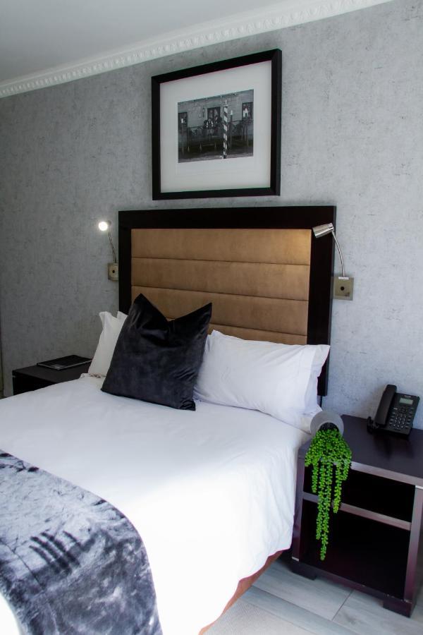 Q'S Boutique Stay Standerton Екстериор снимка