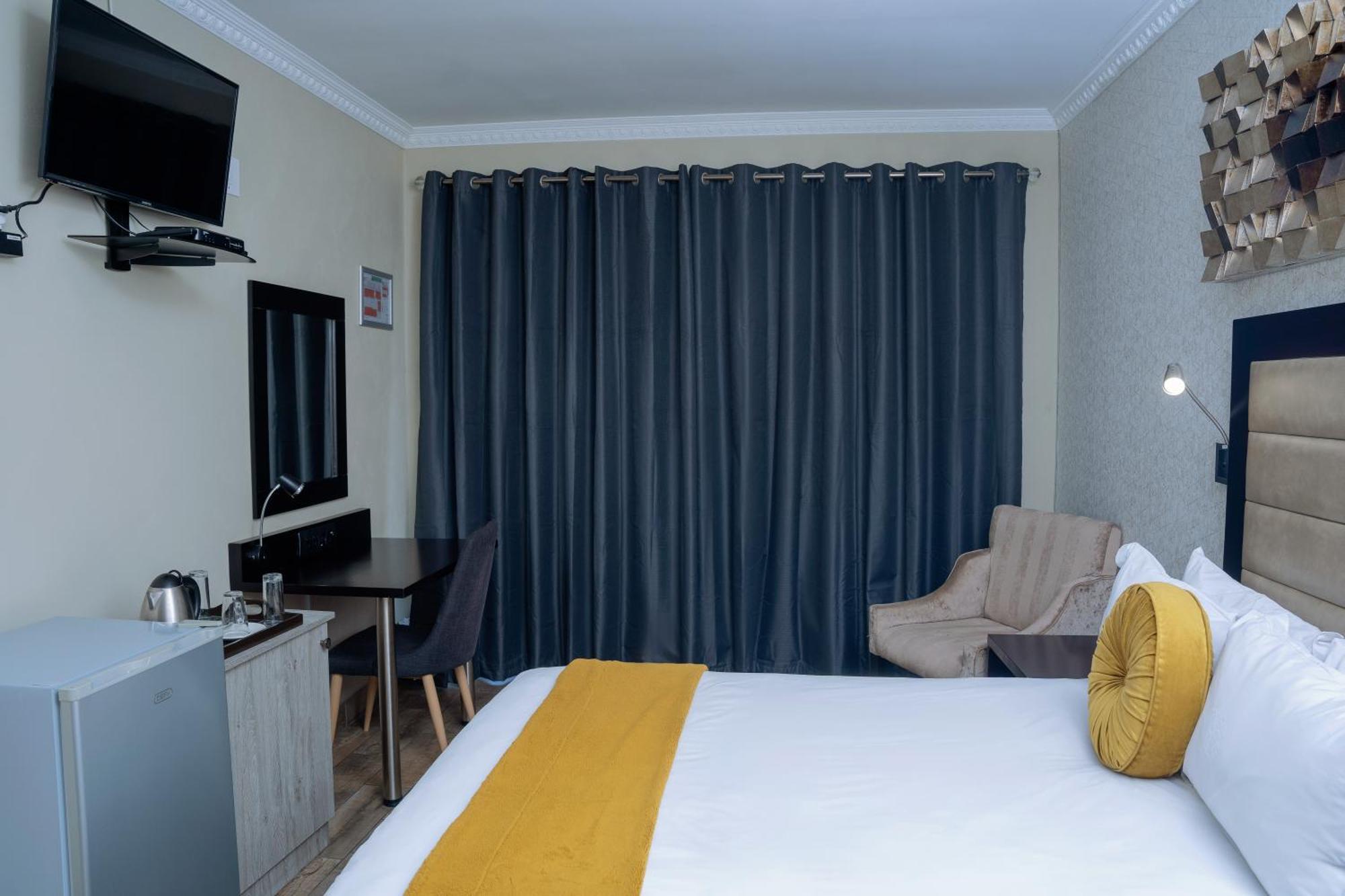 Q'S Boutique Stay Standerton Екстериор снимка