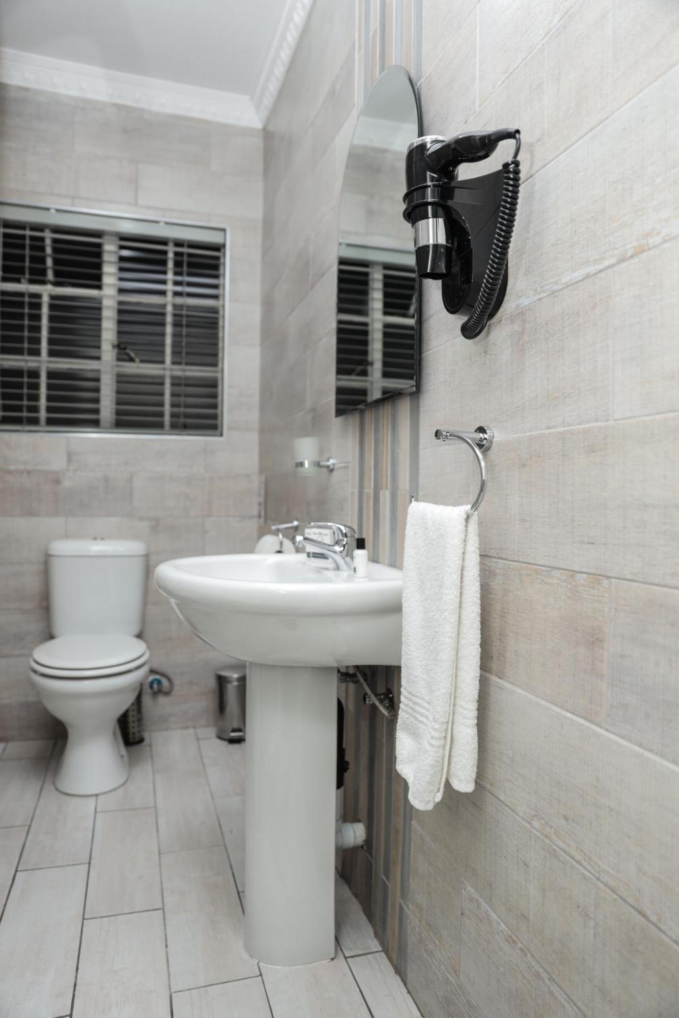 Q'S Boutique Stay Standerton Екстериор снимка