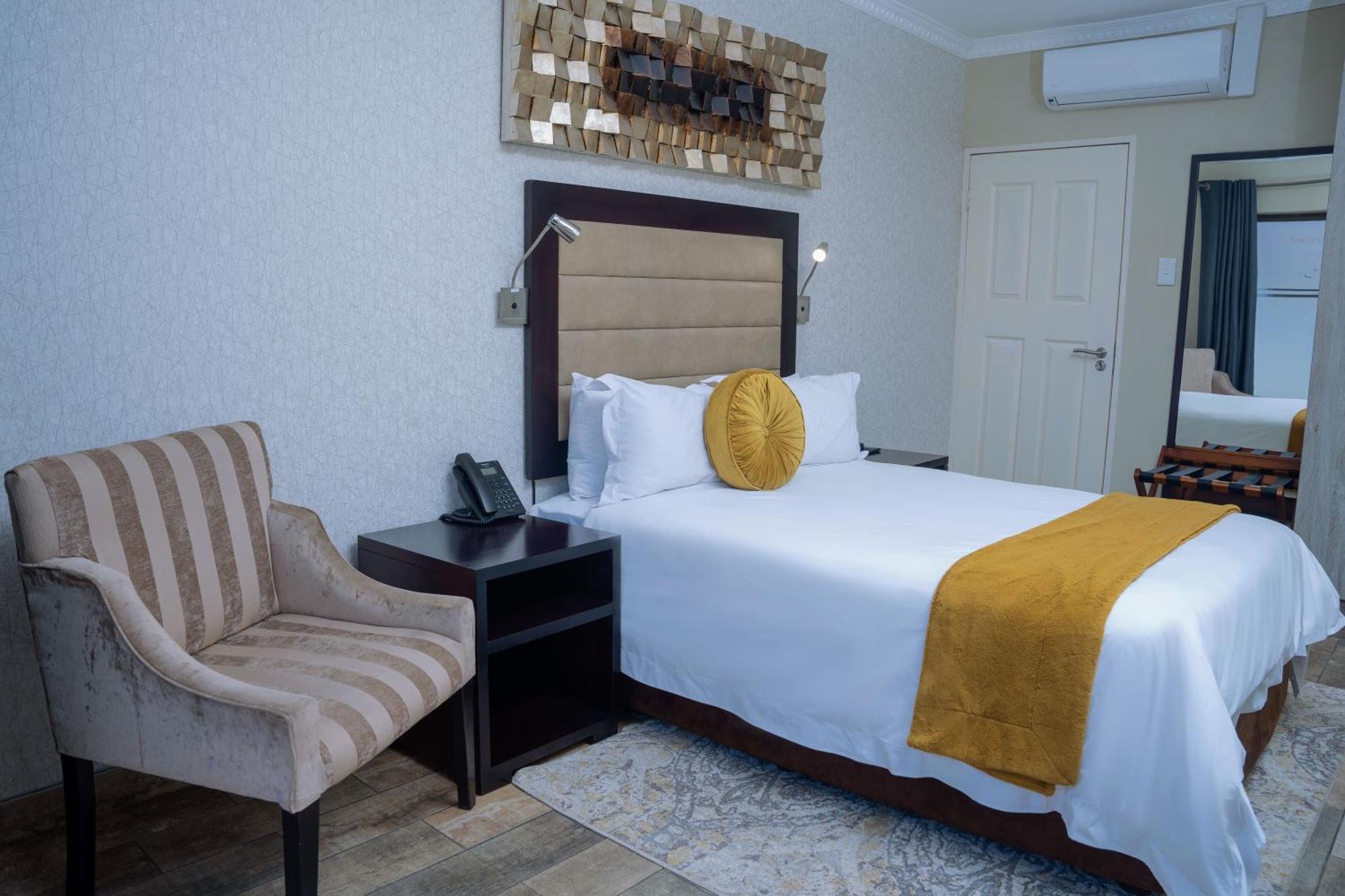 Q'S Boutique Stay Standerton Екстериор снимка